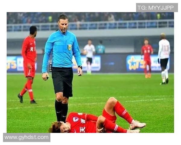 足球明星场边扔衣服引发热议 引网友热议情绪失控背后原因